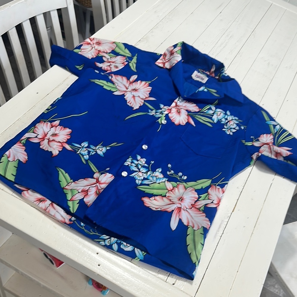 Vintage resort line, Blue Floral Hawaiian button down short sleeve men’s Shirt